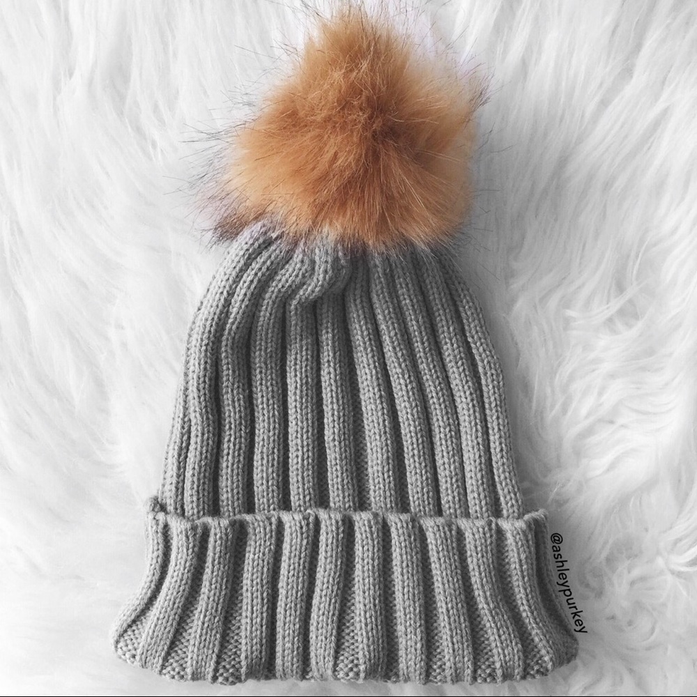 ❤️CLEARANCE❤️ Gray knit pom pom fur beanie - Picture 1 of 3